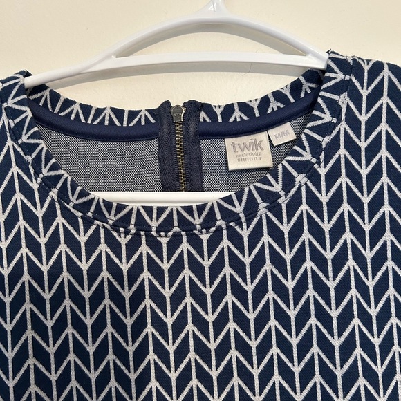 Women's Black and White Patterned Top - Picture 2 of 5